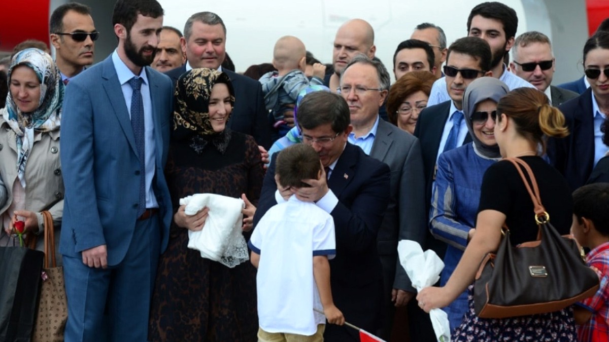 Ahmet Davutoğlu Siyasi Hayatını Noktalıyor: Gelecek Partisi'ni Feshediyor