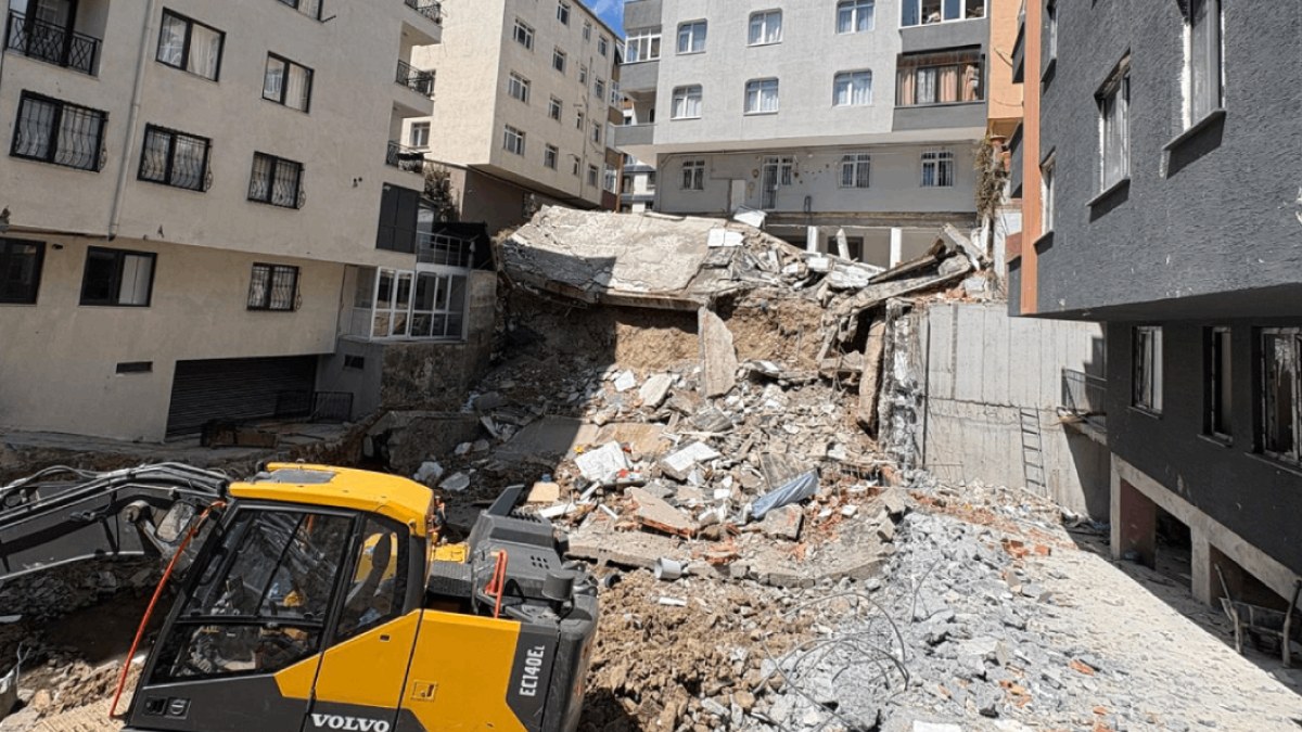 İnşaat Faciası: İş Makinesi Balkonu Yıktı, Sakinler Korkuyla Uyandı