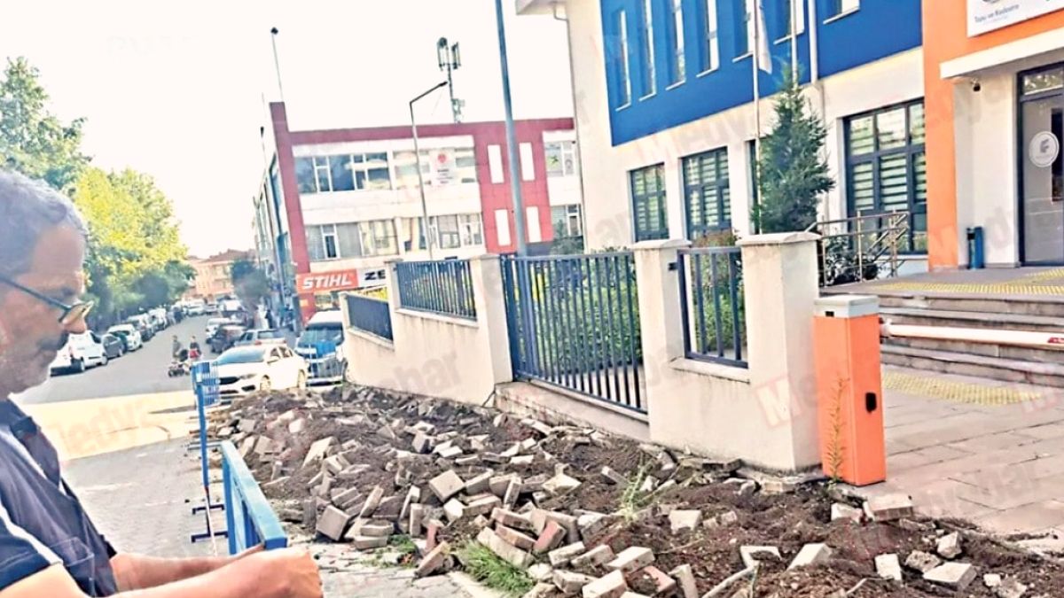 Belediye Başkanı Tapu Müdürlüğüne Tepki İçin Binanın Önünü Kazdırdı