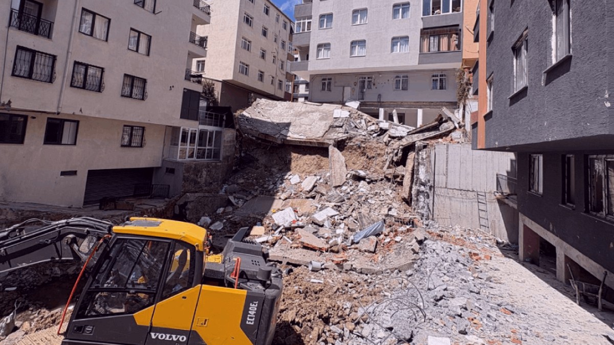 Kentsel Dönüşümde Korkunç Kaza: İş Makinesi Balkonu Yerle Bir Etti