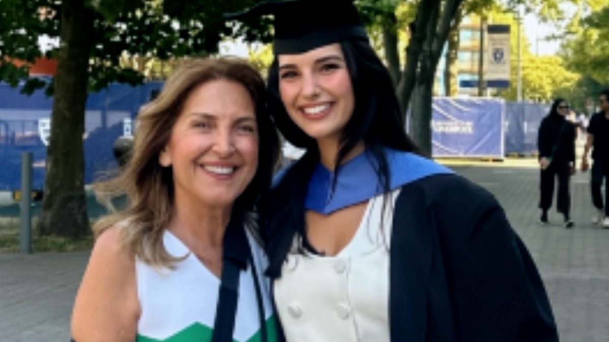 Oyuncu Yasemin Yazıcı'dan Çifte Başarı: Akademik Dünyada 'Yılın Tezi' Ödülü
