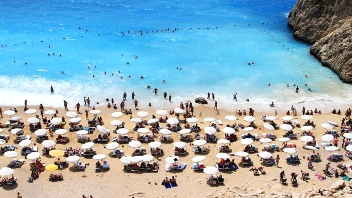 Türkiye'nin Turizm Gelirleri Düşüşte: Vatandaşlar Yurt Dışını Tercih Ediyor