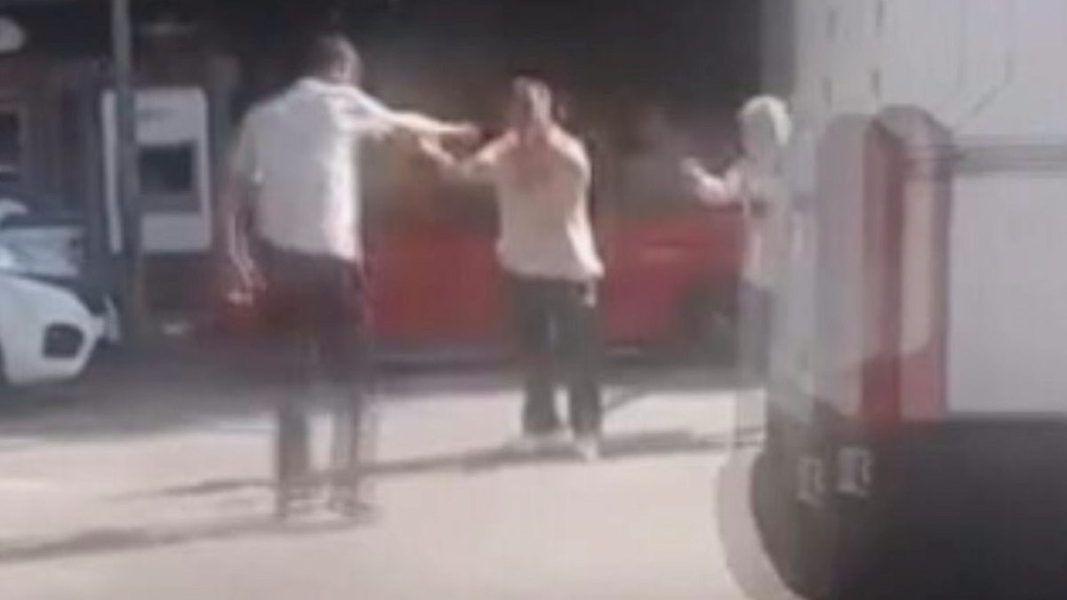 Eşine Taciz İddiası Kanlı Bitti: Esnaf Silahlı Saldırıda Vuruldu