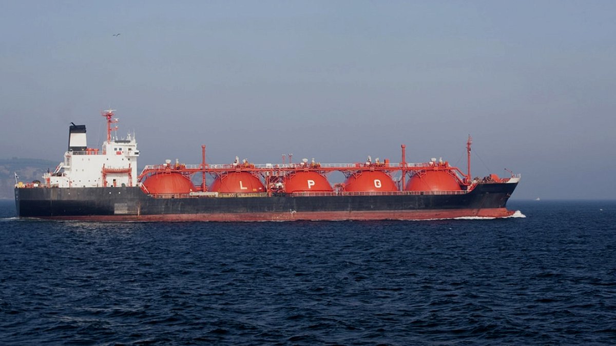 Hürmüz Boğazı'nda Bir Tanker Daha Hedef Alındı: Enerji Güvenliği Endişesi