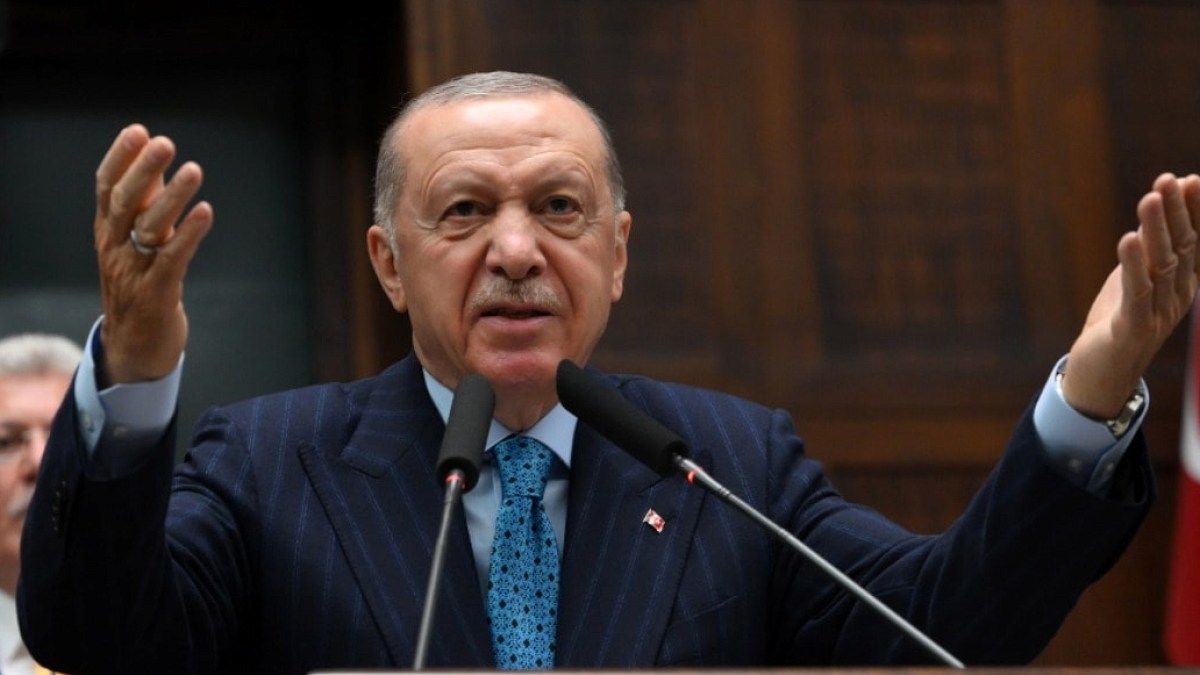 CHP'den AKP'ye Geçişler Sürüyor: 3 Belediye Başkanı Daha Rozet Taktı