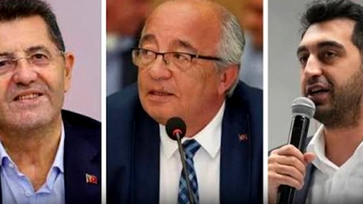 CHP'li 3 Belediye Başkanı AK Parti'ye Katıldı, Rozetlerini Erdoğan Taktı