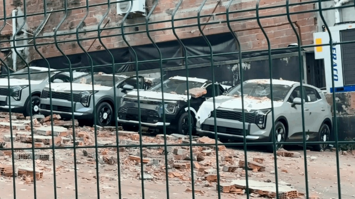 Kağıthane'de Duvar Çökmesi: 30 Milyon Liralık Sıfır Araç Hasarı