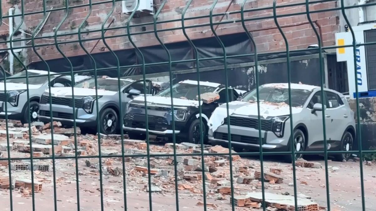 Kağıthane'de Duvar Çöktü: 12 Sıfır Araç Hasar Gördü, 30 Milyon Lira Kayıp