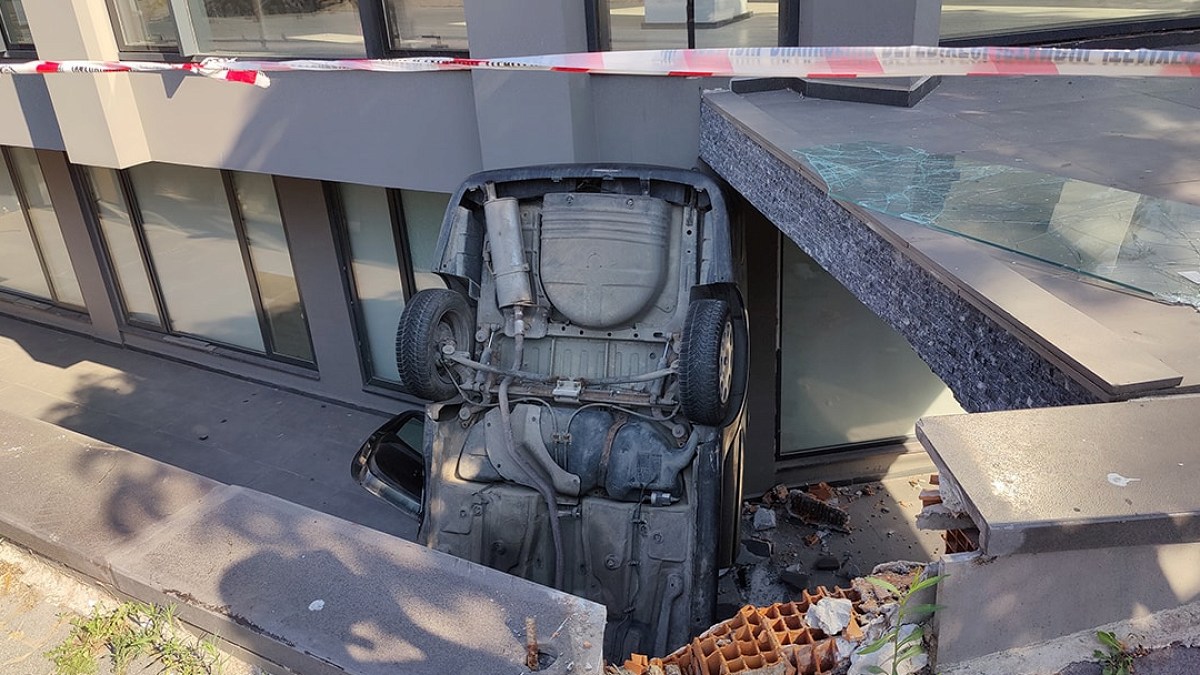 İstanbul'da Trafik Kazası Apartman Boşluğuna Uçuran Otomobil Kamerada