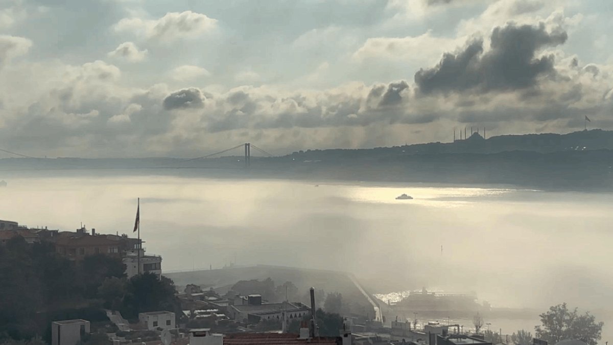 Yoğun Sis İstanbul Boğazı'nı Esir Aldı, Ulaşım Durma Noktasına Geldi