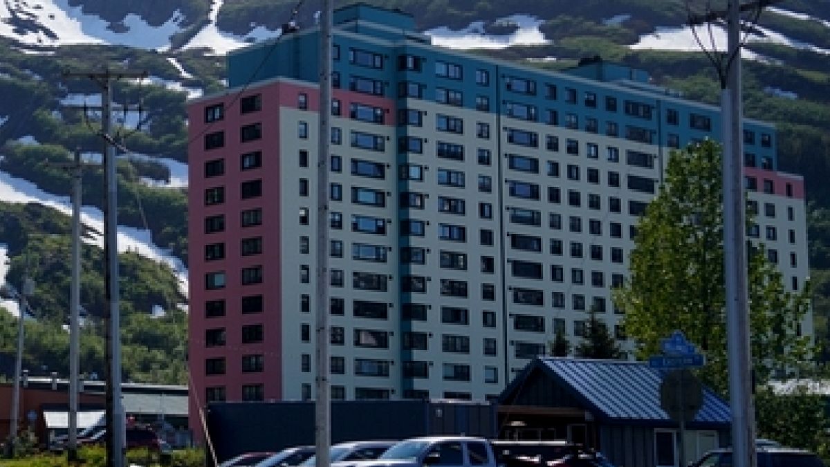 Alaska'da Eşsiz Bir Yaşam: Tüm Köy 14 Katlı Tek Binada Hayat Buluyor