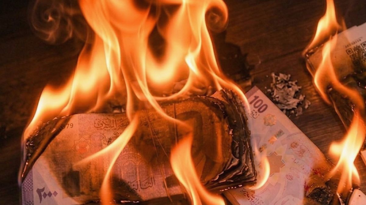 Suriye'de Eski Para Birimleri Devri Kapandı: Vatandaşlar Banknotları Ateşe Verdi
