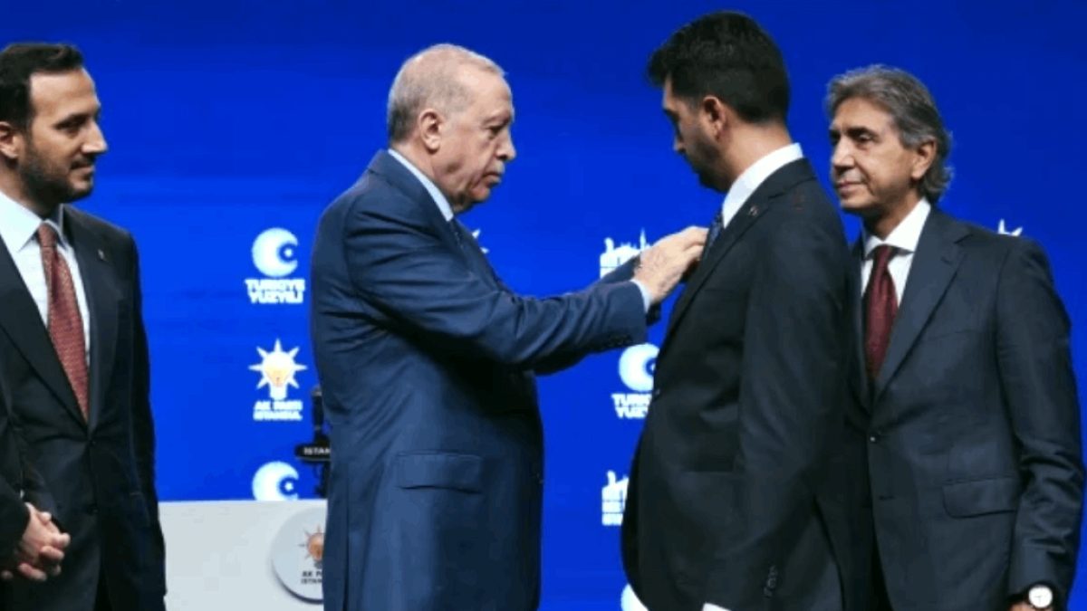 Tuzla Belediye Başkanı'nın AKP'ye Geçişinin Ardından Kritik İstifa