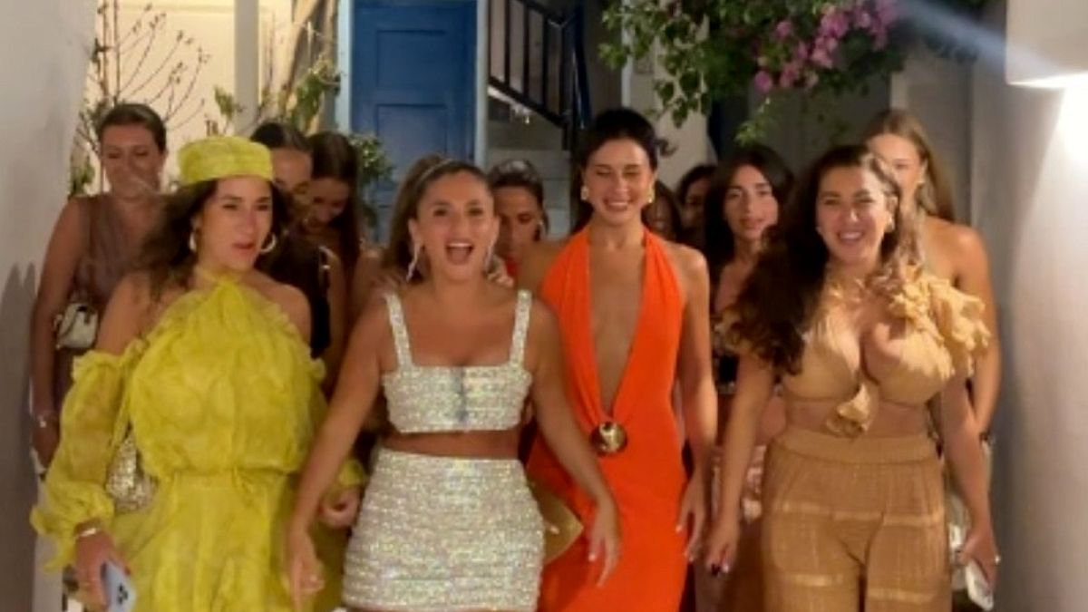 Mikonos'ta Göz Kamaştıran Bekarlığa Veda: 20 Kadın ve Lüks Detaylar