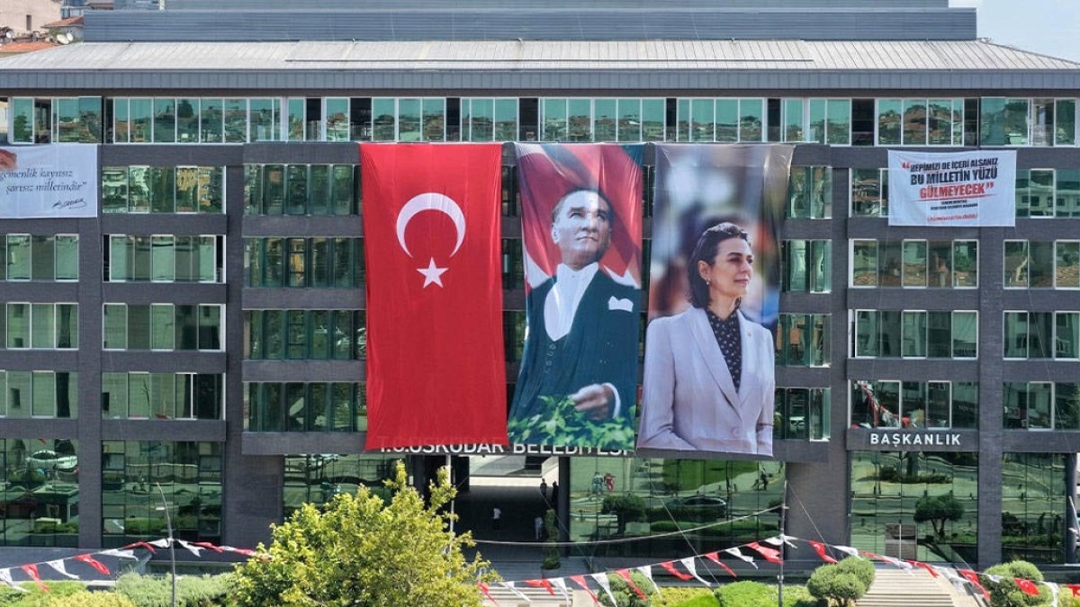 Üsküdar Belediyesi'nden Sinem Dedetaş Afişi Skandalı Sonrası Hamle