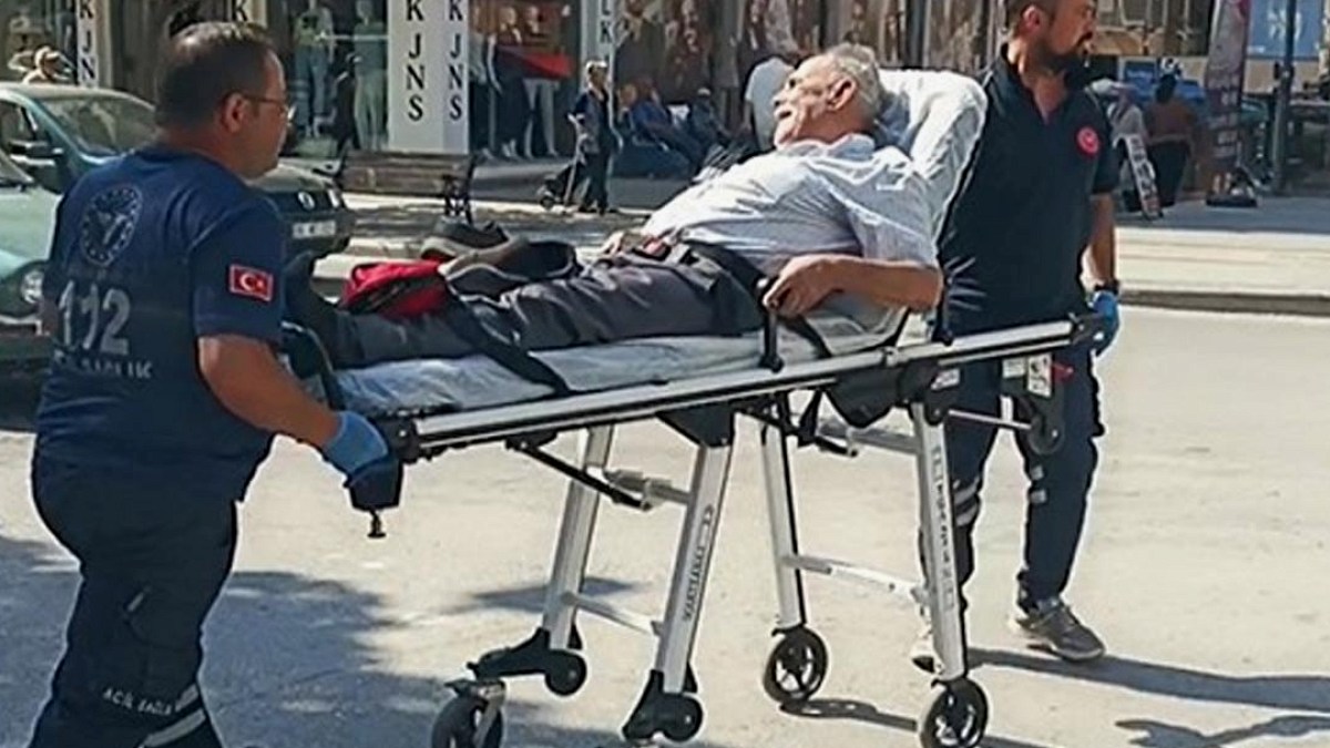 Banka Sırasında Beklerken Sağlığı Bozuldu: Yaşlı Vatandaş Hastaneye Kaldırıldı