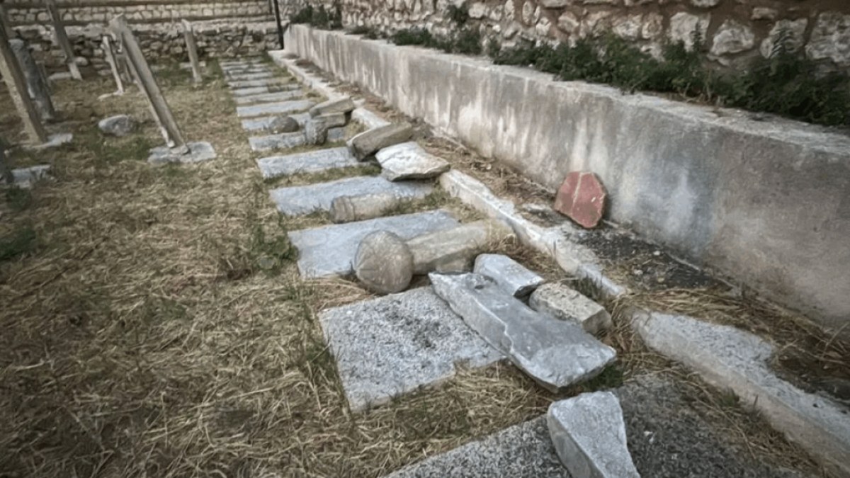Fatih'te Tarihi Caminin Haziresindeki Tahribatın Faili Yakalandı