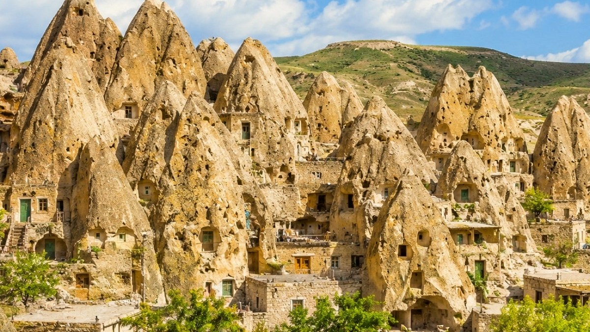 İran'da Yanardağ Konilerinin İçindeki 700 Yıllık Tarihi Köy