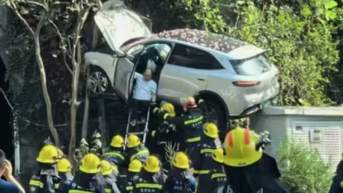 Araç Havada Asılı Kaldı: Ağaç ve Trafo Arasında Nefes Kesen Kurtuluş