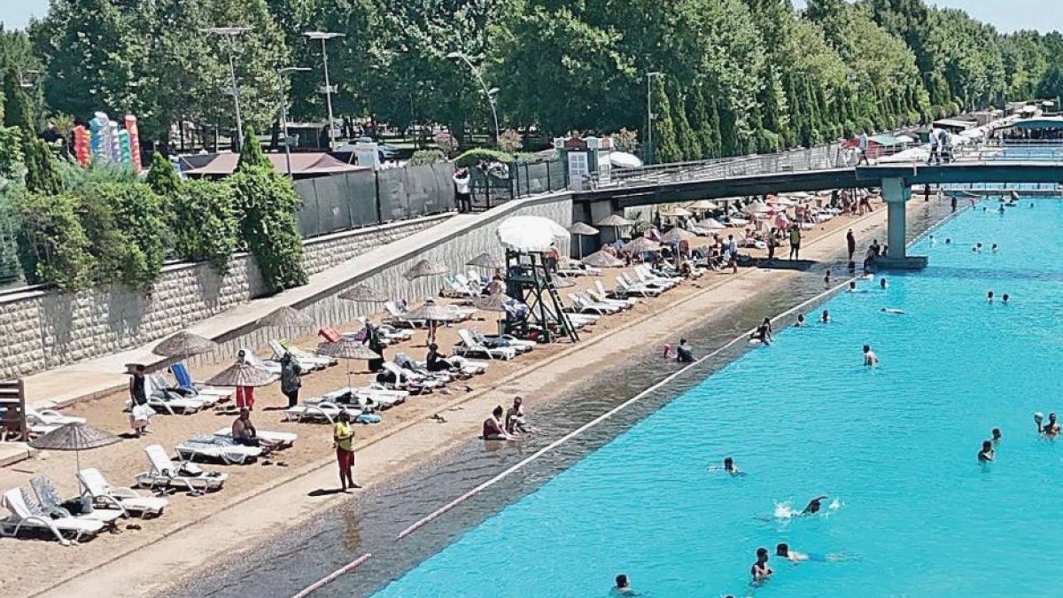Eskişehir'in Yapay Plajı Maldivler'i Aratmayan Turkuaz Sularıyla Yeni Sezona Hazır