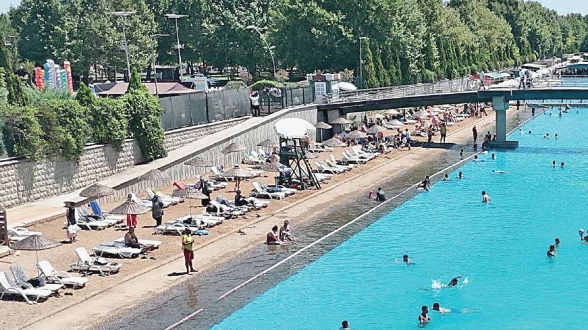 Eskişehir'de Maldivler Esintisi: Kentpark Yapay Plajı Yeni Sezona Merhaba Dedi