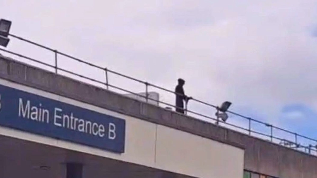Hastane Çatısında Azrail Kılığında Görünen Gence İlginç Ceza
