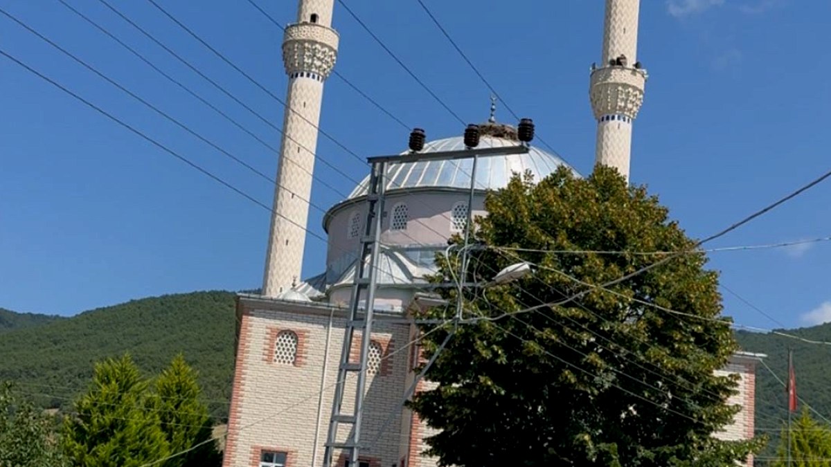 Amasya'da Cami Hoparlörlerinden Beklenmedik Müzik Şoku