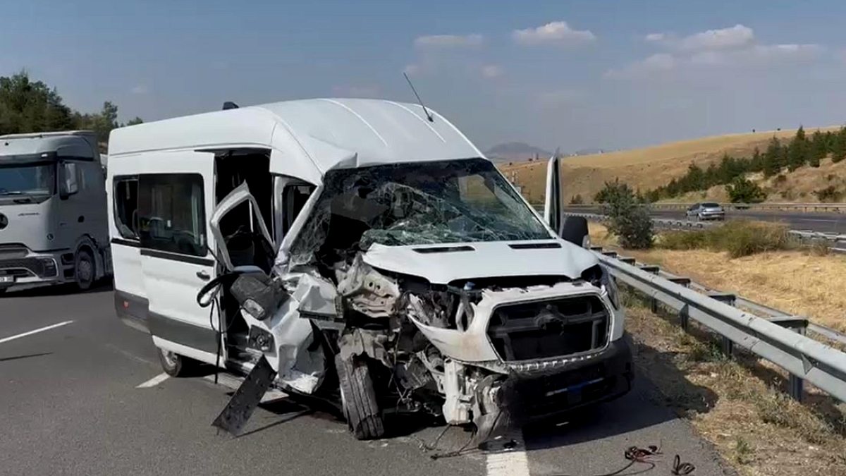Ankara Çevre Yolu'nda Korkunç Kaza: Minibüs TIR'a Arkadan Çarptı, 7 Yaralı