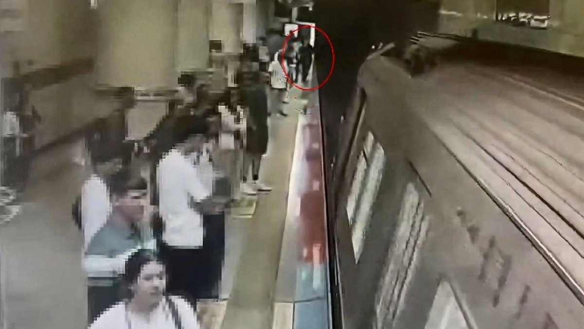 İstanbul Metrosunda Korkunç Kaza: Görme Engelli Genç Raylara Düştü