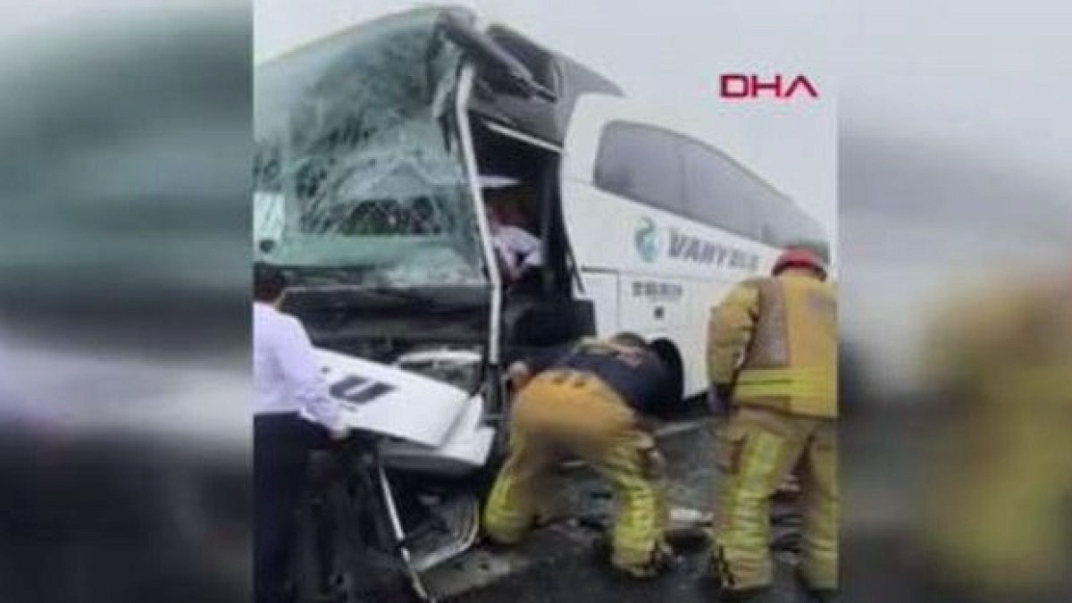 Arnavutköy'de Feci Kaza: Otobüsler Çarpıştı, Yaralılar Var