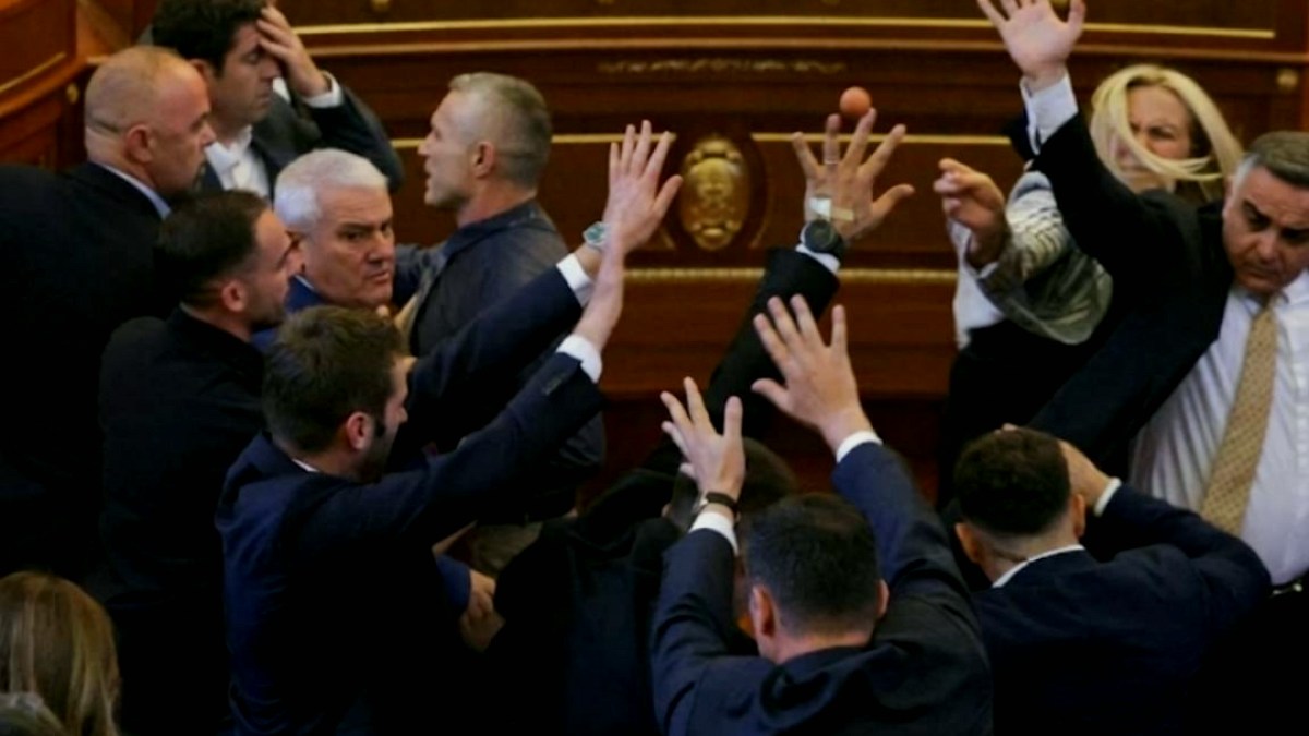 Kosova Meclisi'nde Şok Anlar: Başbakana Kürsüde Yumurtalı Protesto