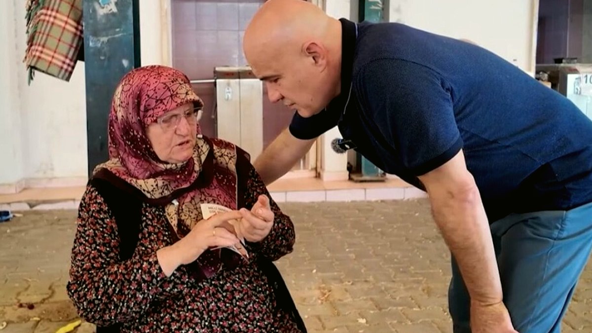Emekli Vatandaşın İlaç Parası İçin Pazarda Mücadelesi Göz Doldurdu