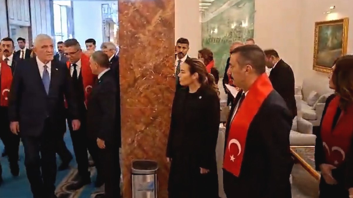İYİ Parti TBMM'de Bayraklarla Yerini Aldı: Çerçeve Yasa Görüşmeleri Başladı