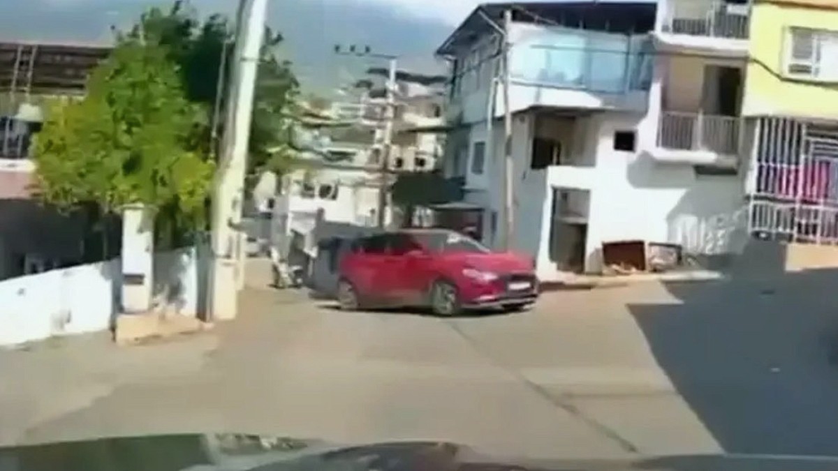 Yol Verme Manevrası Kaza ile Sonuçlandı: Otomobil Duvara Çarptı