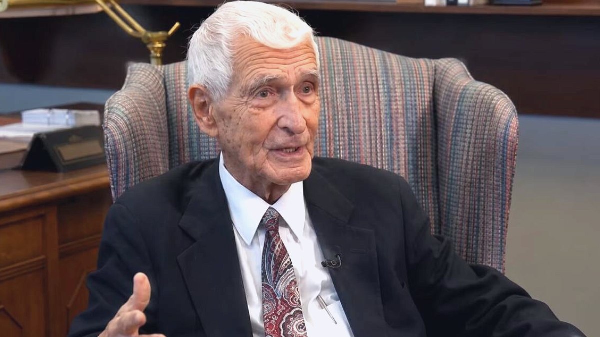 94 Yaşında Emekli Olmayı Reddeden Sigortacı: 70 Yıllık Bilgisayarsız Kariyer