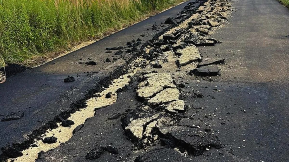 Tarlasından Geçtiğini İddia Ettiği Yolu Traktörle Parçaladı