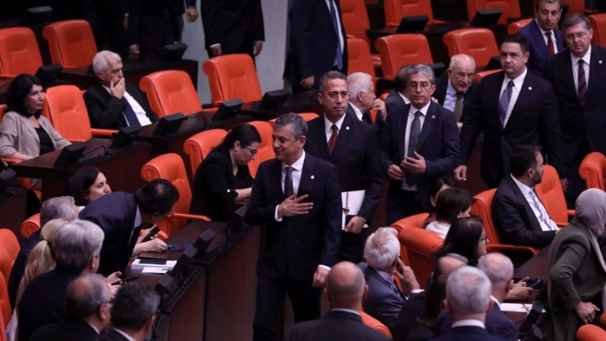 CHP Lideri Özgür Özel'den Çerçeve Yasa Tepkisi: Milletvekilleri Özgür
