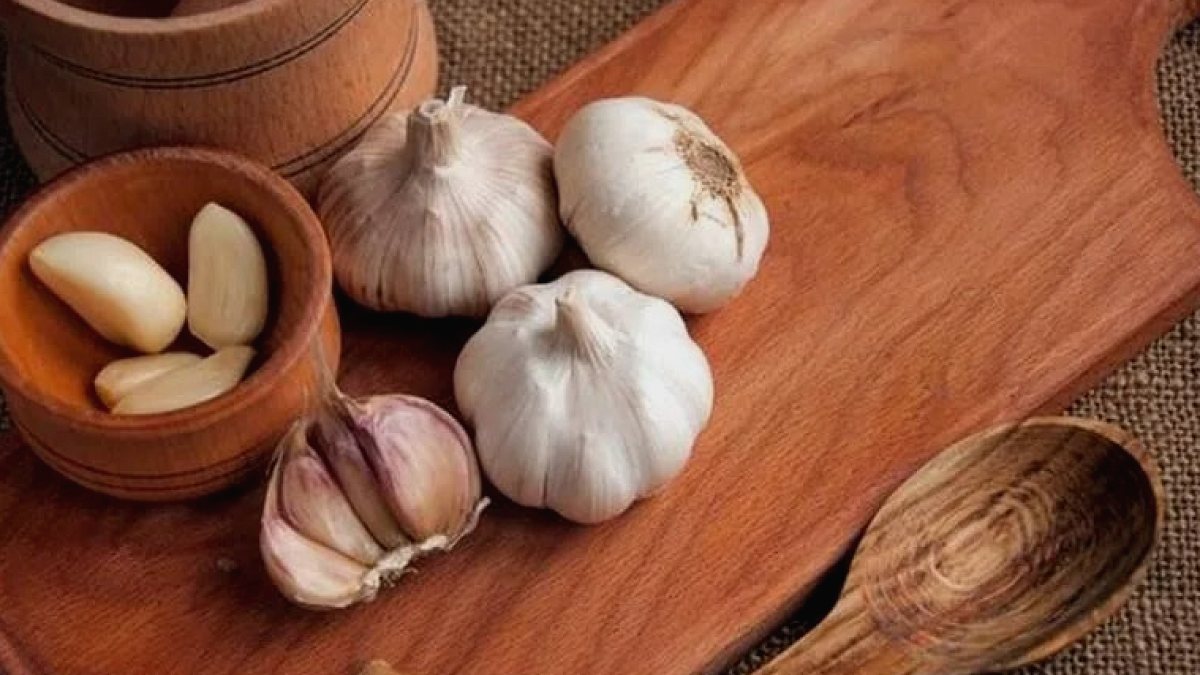 Sarımsak Fiyatları Rekor Kırdı: Tarlada Ucuz, Pazarda Pahalı
