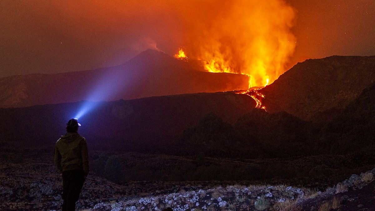 Etna'dan Yükselen Kül Bulutu Catania Havalimanını Kapattı, Binlerce Yolcu Perişan Oldu
