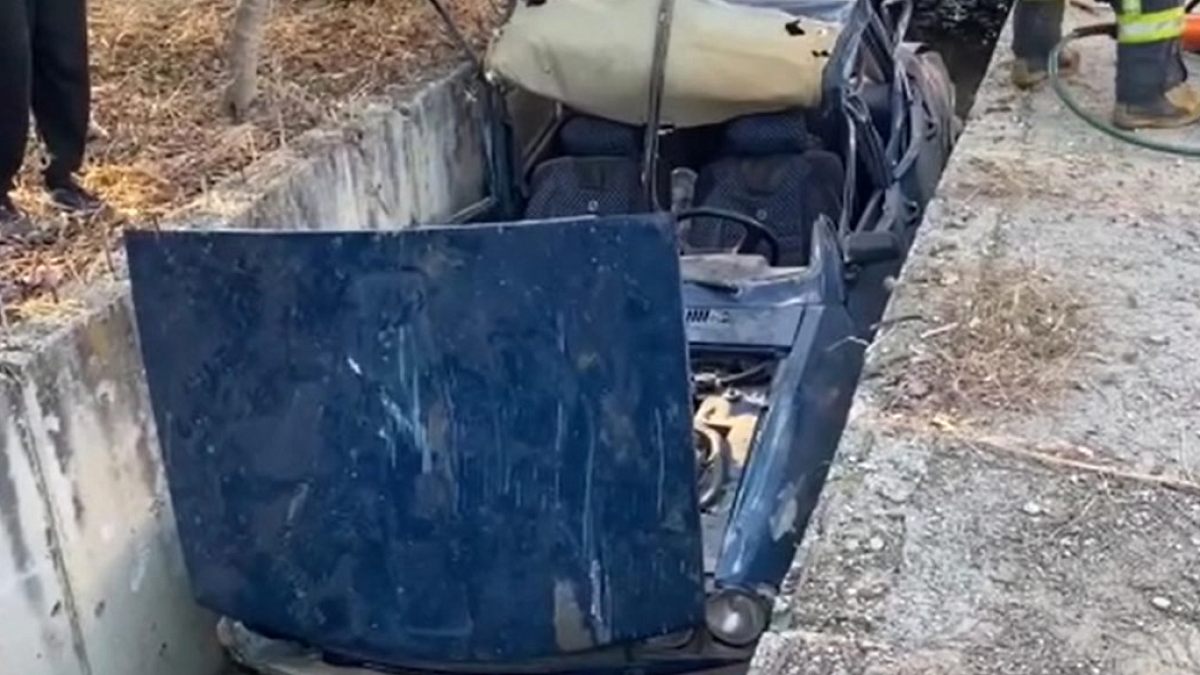Antalya'da Sürücü Direksiyon Hakimiyetini Kaybetti, Otomobil Sulama Kanalına Uçtu