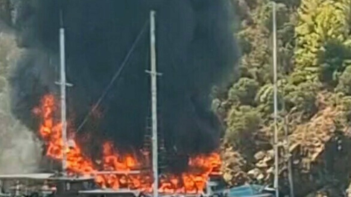 Fethiye Açıklarında Tekne Yangını: 115 Kişi Denize Atladı, Kurtarma Operasyonu Başladı