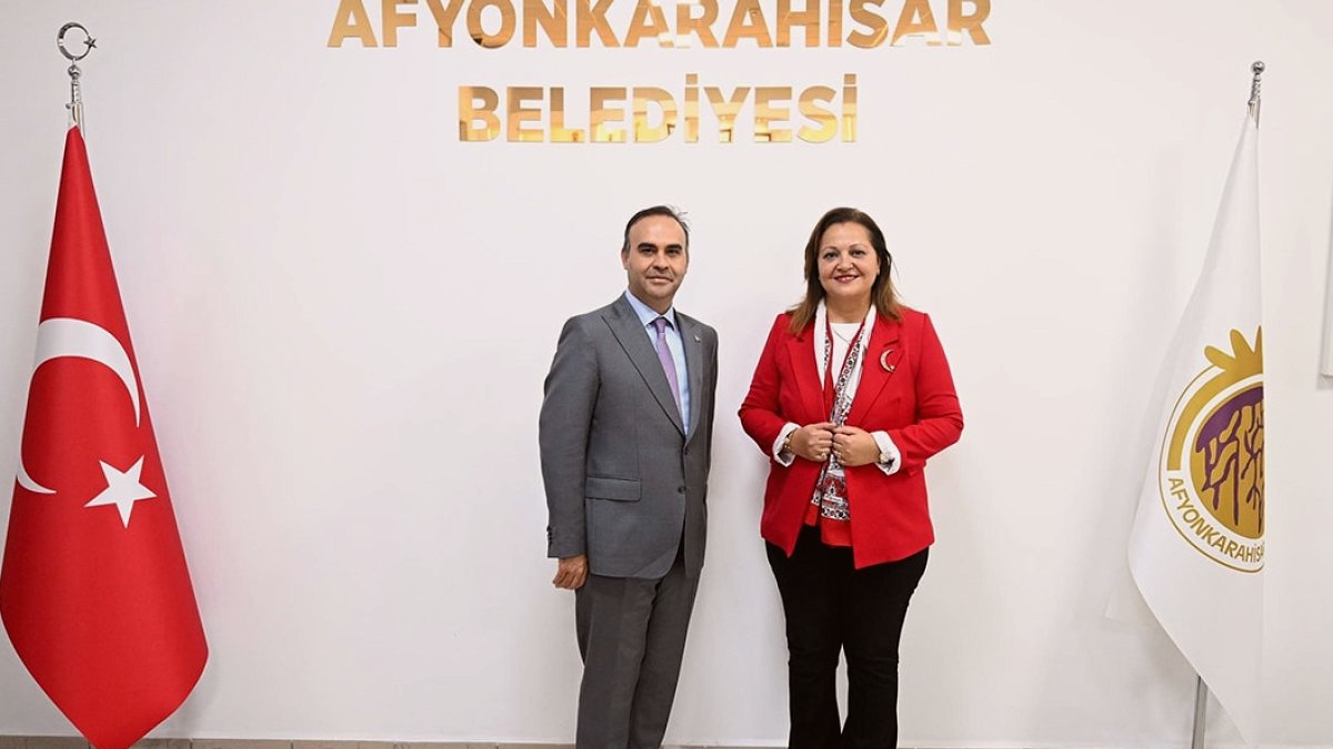 Yerel Yönetimden Bakan'a Sürpriz Karşılama: Tasarım Ceket Dikkat Çekti