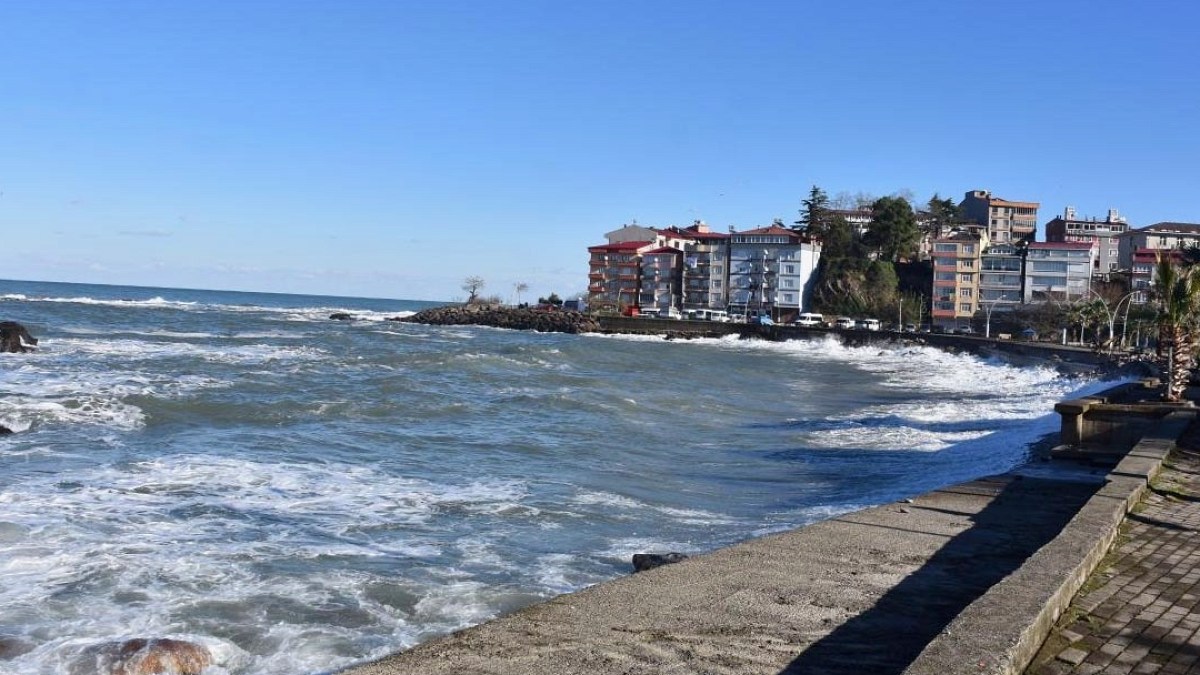 Karadeniz'de Deniz Keyfi Sona Erdi: İki Şehirde Yüzme Yasağı