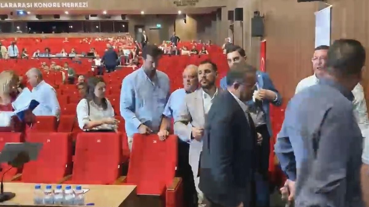 Mecliste Siyasi Gerilim: YENİ Parti Üyeleri Oturumu Terk Etti