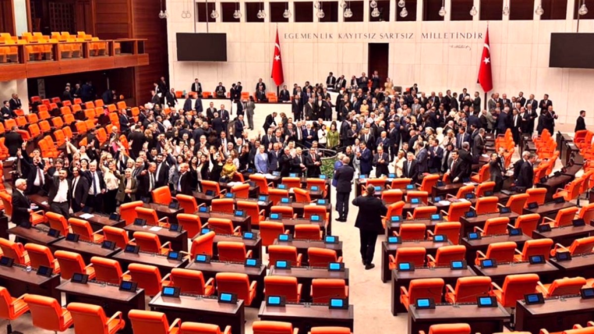 AKP'ye Geçişler Meclis'te Dengeleri Değiştirebilir: Yeni Grup Kurulumu Tehlikede