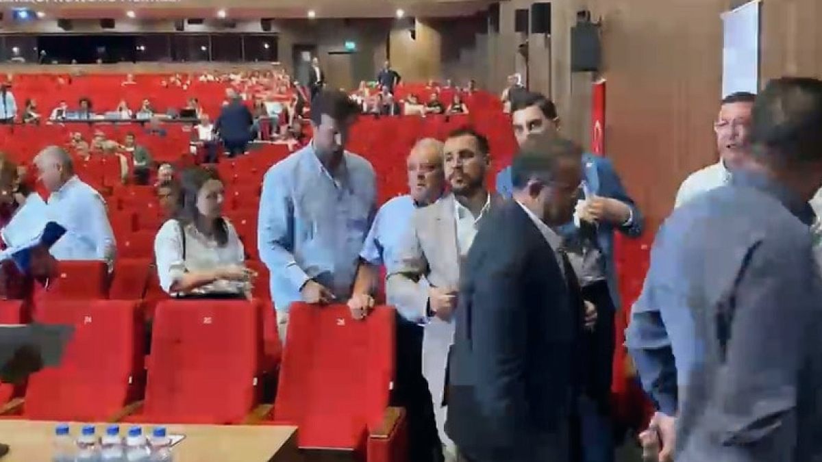 Kocaeli Belediye Meclisi'nde Gergin Anlar: Yeni Parti Grubu Oturumu Terk Etti