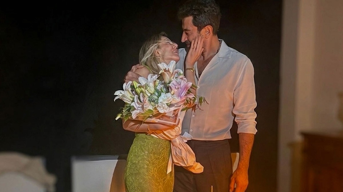 Sinem Kobal'dan 39'uncu Yaş Gününe Özel Romantik Kutlama