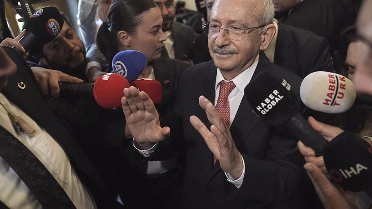 CHP'de Dokunulmazlık Tartışması: Özgür Özel'in Fezlekeleri Gündemde
