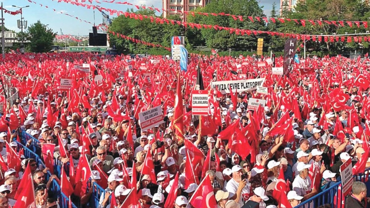 İYİ Parti'den 'Bayrak Açıyorum' Mitingi: Balıkesir'de Büyüyen İtiraz