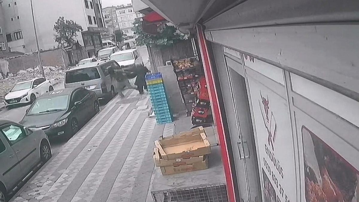 Sultangazi'de Kadın Gasp Girişiminin Detayları Güvenlik Kamerasına Yansıdı